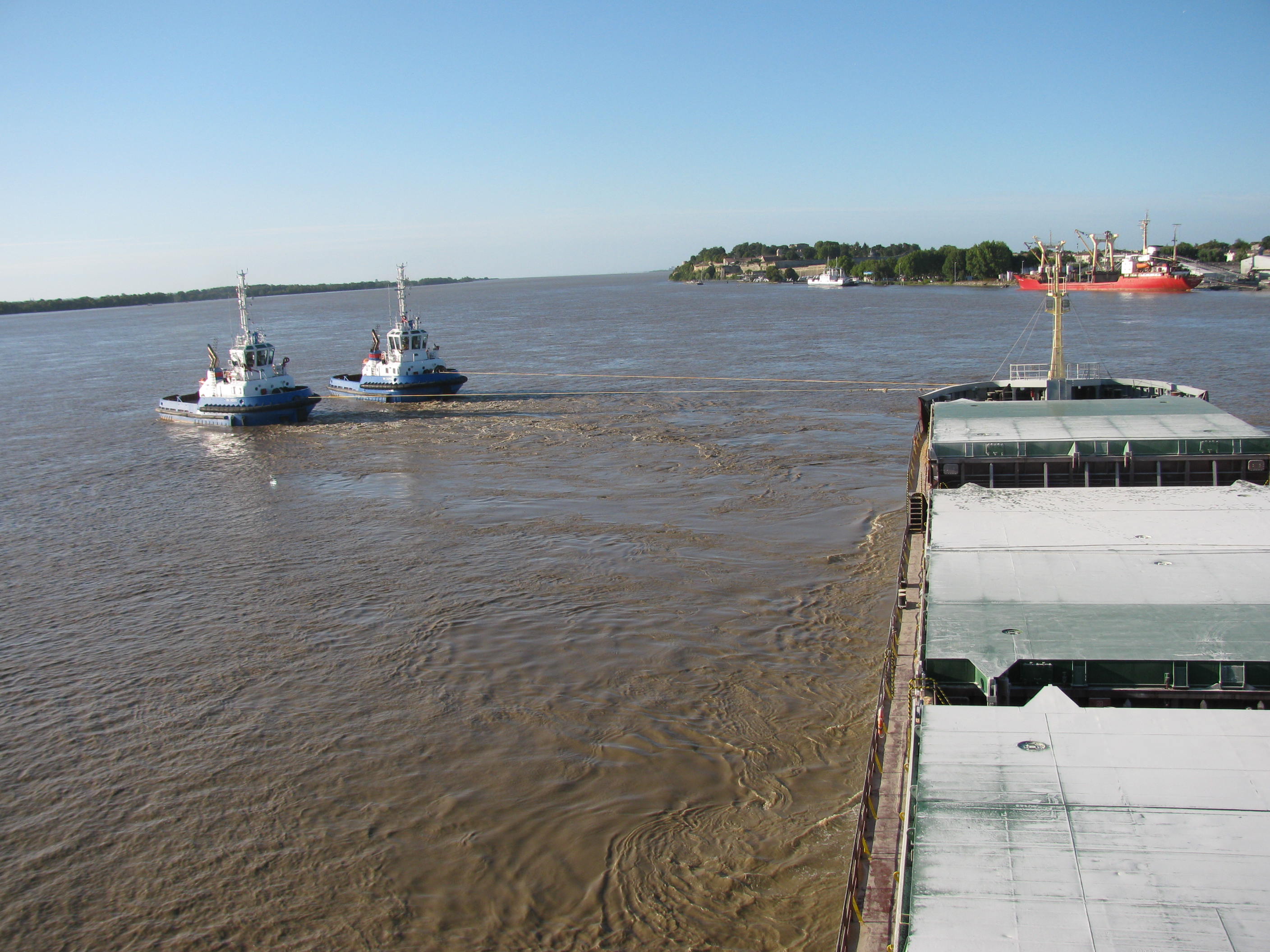 Salvage operations on the Garonne river